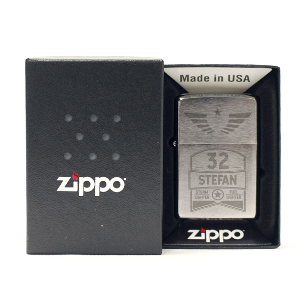 Személyre szabott Zippo® évfordulós öngyújtó Személyre szabott Zippo® évfordulós öngyújtó