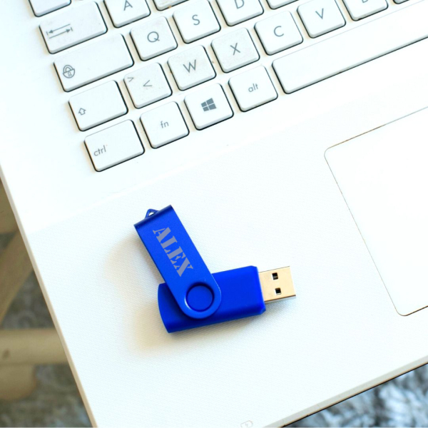 32 GB sz&iacute;nes, szem&eacute;lyre szabott USB-kulcs n&eacute;vvel
