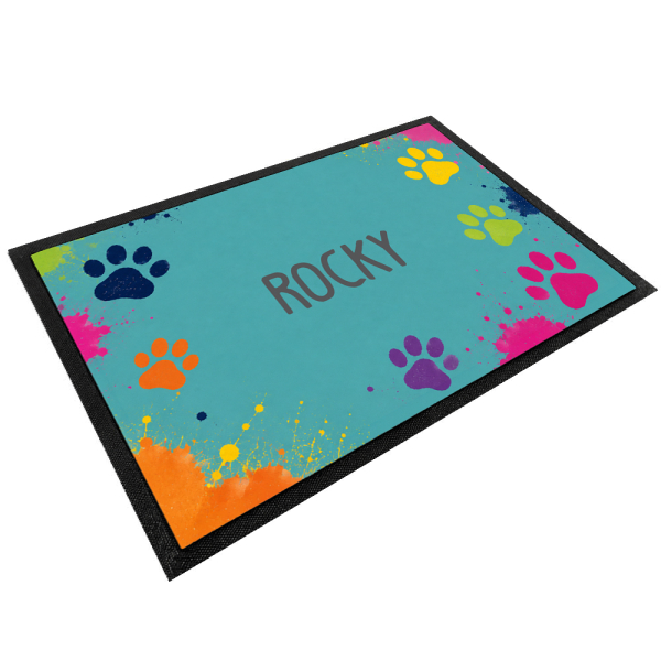 Szem&eacute;lyre szabott t&aacute;lal&aacute;t&eacute;t kis mancsok