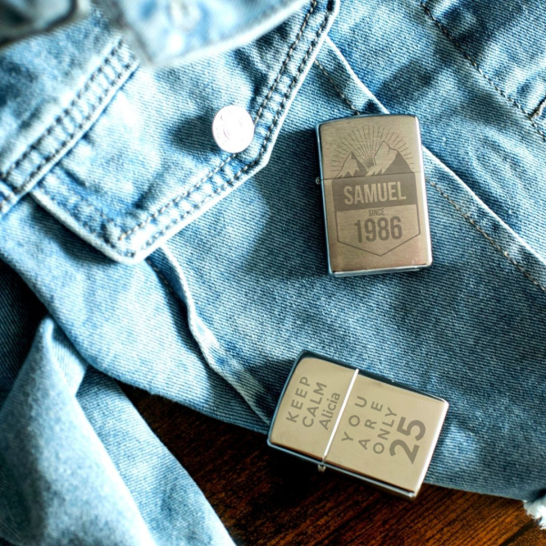 Szem&eacute;lyre szabott Zippo&reg; &eacute;vfordul&oacute;s &ouml;ngy&uacute;jt&oacute;